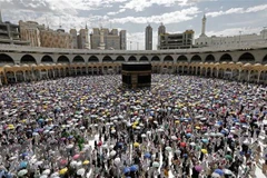 Tín đồ Hồi giáo tại Nhà thờ Lớn ở Thánh địa Mecca. (Ảnh: AFP/TTXVN)