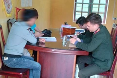 Lực lượng chức năng làm việc với anh D.T.M. (Ảnh: Công an huyện Bá Thước). 