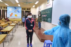 Tình huống phát hiện một vài học sinh có biểu hiện ho, khó thở. (Ảnh: Tuấn Đức/TTXVN) 