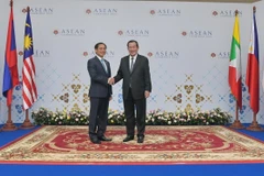Bộ trưởng Ngoại giao Việt Nam Bùi Thanh Sơn chào xã giao Thủ tướng Hun Sen. (Ảnh: Nguyễn Vũ Hùng /TTXVN)