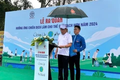 Phó Chủ tịch Ủy ban Nhân dân huyện Thanh Trì Nguyễn Huy Toàn phát biểu tại Lễ ra quân. (Ảnh: Diệu Thúy/TTXVN)