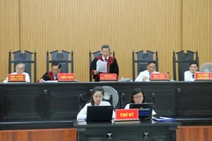 Thẩm phán, Chủ toạ phiên toà tuyên đọc bản án dành cho các bị cáo. (Ảnh: Công Mạo/TTXVN)