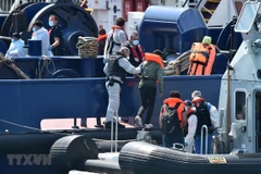 Ước tính, trong năm 2020, khoảng 8.500 người di cư đã vượt qua eo biển Manche để vào Anh. (Ảnh: AFP/TTXVN)