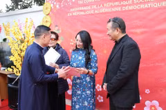 Đại sứ Việt Nam tại Algeria Trần Quốc Khánh trao giấy chứng nhận cho kiều bào có những đóng góp tích cực trong hoạt động của Hội kiều bào Việt Nam tại Algeria. (Ảnh: TTXVN)