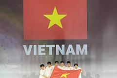 6/6 học sinh Việt Nam đều đoạt giải: 02 HCV, 02 HCB, 02 HCĐ. Với thành tích này, đội tuyển Olympic Toán học quốc tế Việt Nam xếp thứ 4/104 quốc gia và vùng lãnh thổ tham gia sau Trung Quốc, Hàn Quốc và Mỹ. (Ảnh: TTXVN phát)