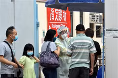 Một điểm xét nghiệm COVID-19 tại Hong Kong, Trung Quốc. (Ảnh: THX/TTXVN) 