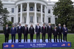 Tổng thống Mỹ Joe Biden và các nhà lãnh đạo ASEAN chụp ảnh chung trước Nhà Trắng. (Ảnh: AP)