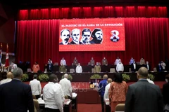 Bộ Chính trị khóa VII của Đảng Cộng sản Cuba trên Đoàn Chủ tịch Đại hội. (Ảnh: ACN/TTXVN phát)