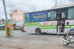 Xe ôtô kinh doanh vận tải hành khách có phù hiệu “xe hợp đồng” nhưng vẫn đón khách dọc đường. (Ảnh: TTXVN phát)