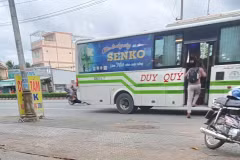 Xe ôtô kinh doanh vận tải hành khách có phù hiệu “xe hợp đồng” nhưng vẫn đón khách dọc đường. (Ảnh: TTXVN phát)