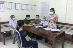 Đối tượng N.T.Tuyết (bên trái) tại buổi làm việc với cơ quan chức năng.(Ảnh: Đức Phương - TTXVN)