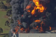 Nổ hóa chất lớn gây ra đám cháy báo động cấp 7 ở Tây Melbourne. (Nguồn: The Guardian)