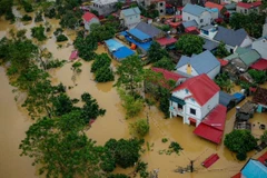 Rất nhiều hộ dân chìm trong biển nước do ảnh hưởng của bão Yagi. (Ảnh: Phạm Tuấn Anh/TTXVN) 