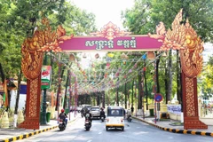 Trong dịp Tết cổ truyền Chol Chnam Thmey 2024, thắng cảnh Wat Phnom là một trong 4 địa điểm tổ chức lễ hội Sangkran trên địa bàn Thủ đô Phnom Penh. (Ảnh: Hoàng Minh/TTXVN)