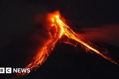 Nham thạch chảy ra từ một ngọn núi lửa ở Philippines. (Nguồn: BBC)