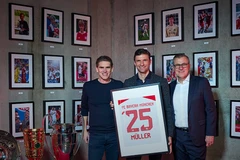 Thomas Muller cùng lãnh đạo đội bóng.(Nguồn: FCB)