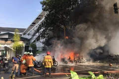 Lực lượng cứu hộ dập tắt đám cháy sau vụ đánh bom nhà thờ ở Đông Java, Indonesia. (Ảnh: Reuters) 