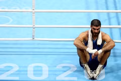 Võ sỹ Mourad Aliev của Pháp đã ngồi lì trên võ đài gần 1 giờ đồng hồ. (Nguồn: Reuters.)
