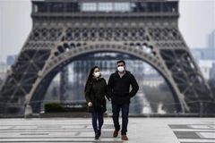 Người dân đeo khẩu trang phòng COVID-19 tại Paris, Pháp. (Ảnh: AFP/TTXVN) 