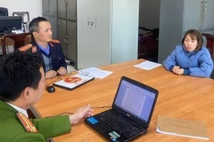 Chuốc thuốc mê con gái rồi gọi người tình đến xâm hại