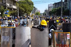 Người biểu tình tập trung tại thành phố Yangon, Myanmar. (Nguồn: AFP/TTXVN) 