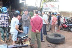 Nổ lốp ôtô khi vừa bơm xong, khiến chủ tiệm gara sửa ôtô tử vong tại chỗ. (Ảnh: Đậu Tất Thành - TTXVN)