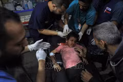 Điều trị cho em nhỏ bị thương trong xung đột Israel - Hamas ở thành phố Rafah, phía Nam Dải Gaza ngày 8/5/2024. (Ảnh: THX/TTXVN)