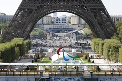 Biểu tượng Paralympic tại sân vận động dưới chân Tháp Eiffel ở Paris, Pháp ngày 27/8/2024. (Ảnh: Kyodo/TTXVN)