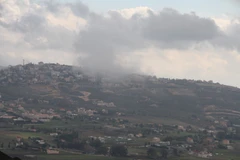 Khói bốc lên sau cuộc không kích của Israel xuống Khiam, Liban ngày 4/1/2024. (Ảnh: THX/TTXVN)
