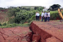 Ngành chức năng tỉnh Đắk Nông và các đơn vị liên quan khảo sát, đánh giá thực trạng sạt lở, sụt lún. (Ảnh: Hưng Thịnh/TTXVN)