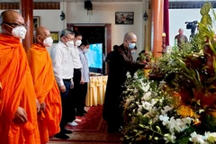 Các đại biểu và các tăng ni, Phật tử dâng hương tưởng niệm. (Ảnh: Thu Hiền /TTXVN)