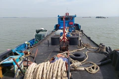 Tàu vỏ sắt chở dầu không có số hiệu. (Ảnh: TTXVN phát)