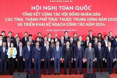 Chủ tịch Quốc hội Vương Đình Huệ với Trưởng đoàn đại biểu Hội đồng nhân dân các tỉnh, thành phố trực thuộc Trung ương tham dự hội nghị. (Ảnh: Nhan Sáng/TTXVN)