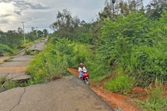 Người dân địa phương vẫn bất chấp nguy hiểm đi qua tuyến đường tránh phía Nam thành phố Bảo Lộc đã bị cấm lưu thông. (Ảnh: Nguyễn Dũng/TTXVN)