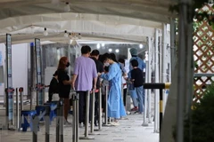 Nhân viên y tế lấy mẫu xét nghiệm cho người dân ở Seoul, Hàn Quốc, ngày 20/7/2022. (Ảnh: YONHAP/TTXVN) 