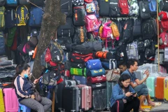 Nhiều người dân chủ quan với các biện pháp phòng, chống dịch tại nơi công cộng. (Ảnh: Tuấn Đức/TTXVN)