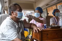 Nhân viên y tế tiêm vaccine ngừa COVID-19 cho người dân tại Quảng Đông, Trung Quốc. (Ảnh: THX/TTXVN)