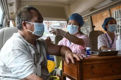 Nhân viên y tế tiêm vaccine ngừa COVID-19 cho người dân tại Quảng Đông, Trung Quốc. (Ảnh: THX/TTXVN)