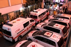 Người dân xếp hàng chờ hiến máu cho các nạn nhân bị thương trong vụ nổ máy nhắn tin ở Beirut, Liban, ngày 17/9/2024. (Ảnh: THX/TTXVN)