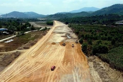 Tăng tốc thi công "3 ca, 4 kíp" Cao tốc Quy Nhơn-Chí Thạnh