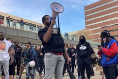 Nhiều cư dân ở Grand Rapids đã tập trung tại công viên Rosa Parks Circle để biểu tình.(Nguồn: WWMT)