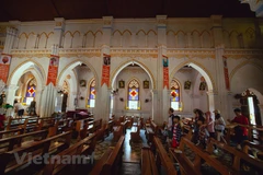 Không lúc nào nhà thờ cổ ở Phú Yên vắng các đoàn khách du lịch đến đây để chụp ảnh cũng như khám phá một điểm du lịch độc đáo nơi đây. (Ảnh: Minh Sơn/Vietnam+)