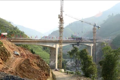 Toàn cảnh cầu Suối Đum 2 trong ngày hợp long. (Ảnh: Quốc Khánh/TTXVN)