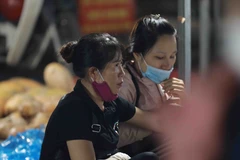 Vẫn còn tình trạng người dân, tiểu thương kinh doanh tại chợ đầu mối nông sản Minh Khai, quận Bắc Từ Liêm chưa thực hiện tốt công tác phòng, chống dịch COVID-19. (Ảnh: Vũ Sinh/TTXVN)