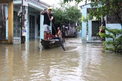 Nhiều khu dân cư trên địa bàn TP.Tam Kỳ, Quảng Nam ngập sâu, người dân phải dùng thuyền để di chuyển. (Ảnh: TNVN)