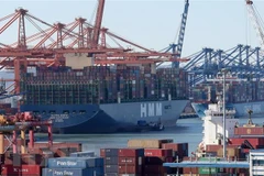 Container hàng hóa được bốc dỡ tại cảng Busan, Hàn Quốc. (Ảnh: Yonhap/TTXVN) 