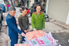  Lực lượng liên ngành thu giữ khoảng 1 tấn nầm lợn có dấu hiệu bị phân hủy. (Ảnh: TTXVN phát)