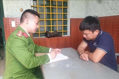 Cơ quan Công an lấy lời khai của đối tượng Nguyễn Văn Thủy, sinh năm 1990, trú tại xã Quảng phương, huyện Quảng Trạch. (Nguồn: TTXVN)