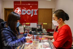 Giao dịch vàng tại Doji. (Ảnh: Vietnam+) 