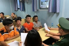 Các thuyền viên được đưa lên bờ an toàn. (Nguồn: VOV) 